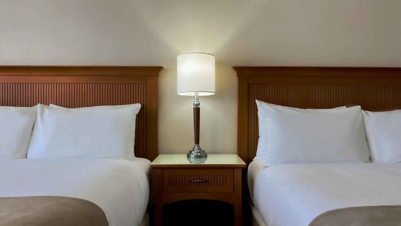 Coast Capri Hotel Kelowna Exteriör bild